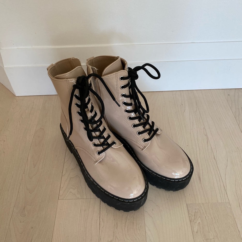 Light pink/beige boots